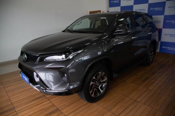 TOYOTA HILUX SW4 2.8 D-4D TURBO DIESEL SRX PLATINUM 4X4 AUTOMÁTICO